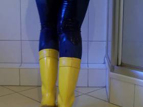 Vorschaubild vom Privatporno mit dem Titel "Pippi nur in Gummistiefeln und Jeans" von EvilBitch