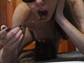 Teen Nicole eats her shit