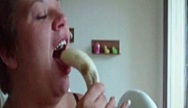 Guck wie ich eine ganze Banane schlucke und stell dir vor es wäre dein Schwanz