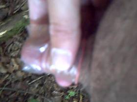Abspritzen in ein Kondom im Wald