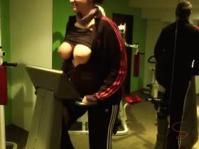 Vorschaubild vom Privatporno mit dem Titel "Oben ohne im Fitnessstudio" von SexyLeni