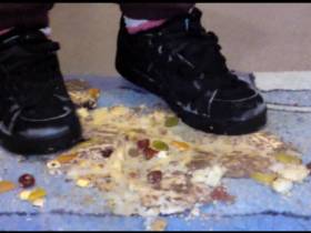 Vorschaubild vom Privatporno mit dem Titel "Ne Menge Süssigkeiten zertreten (Extra für Royboy2)" von Lina989