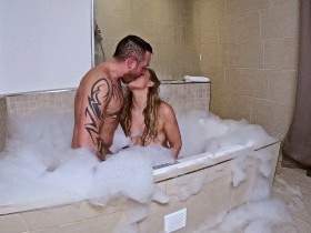 100% AMATEUR SCHAUMSCHLAMPE?! GESICHTSBESAMUNG: NACKT UND NASS ABGEFICKT!