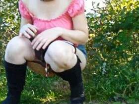 Vorschaubild vom Privatporno mit dem Titel "Outdoor gepisst..ups...wer kommt da?" von Kathi-81