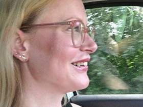 Ganz nackig Auto fahren