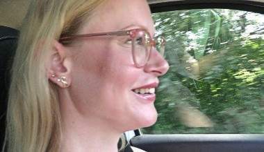 Ganz nackig Auto fahren
