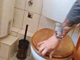 Normaler Toilettengang mit Pippi machen