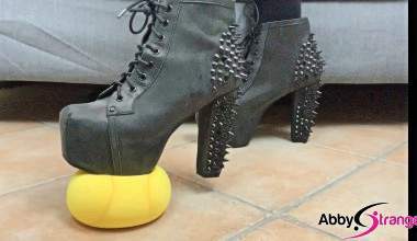Geile Nieten Heels zertrampeln deine Sklaven Eier