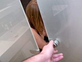 TEENY PISS-FOTZE | Duschen nach dem Toiletten-Sex