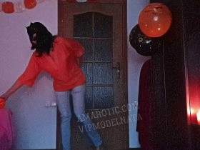 Natalia pisst in Jeans in Halloween