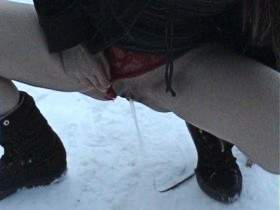 Vorschaubild vom Privatporno mit dem Titel "In den Schnee gepisst" von GeileDiana
