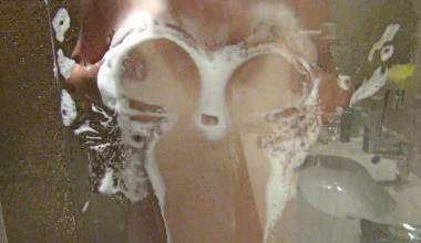 Komm schau mir beim Duschen zu