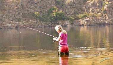 Angeln in Waders im Fluss