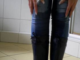 Vorschaubild vom Privatporno mit dem Titel "Supergeil Neue Gummistiefel" von EvilBitch