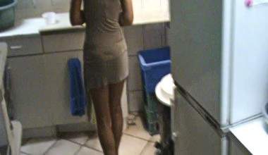 In meinen geilen schwarzen Highheels auf den Küchenboden gekackt.