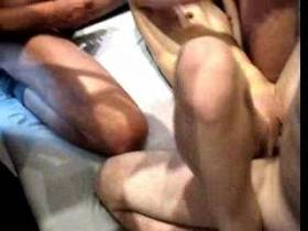 Vorschaubild vom Privatporno mit dem Titel "Viele Männer verwöhnen Teeny" von engel1986