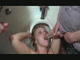 Vorschaubild vom Privatporno mit dem Titel "Urin und Sperma Nutte schluckt alles" von extremgirl