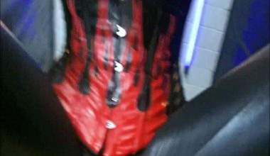 Domina Lady Vampira in Lack und Leder – Strenge Stiefeldominanz