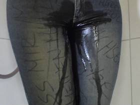 Vorschaubild vom Privatporno mit dem Titel "M60 pervers angemalt und vollgepisst" von EvilBitch