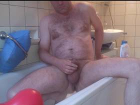Vorschaubild vom Privatporno mit dem Titel "Pissen in der Wanne" von nylonjunge