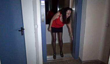 Im Aufzug erkannt - Arschgefickt