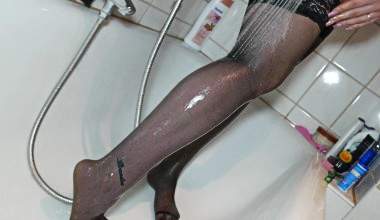 in vollgepissten Nylons duschen
