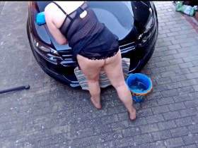 Auto waschen in Sexy Dessous