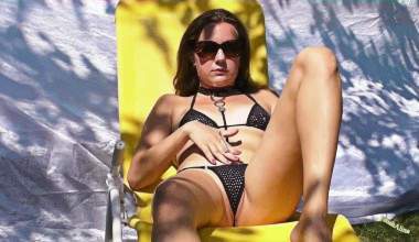 Jackie raucht outdoors in schwarzem Bikini