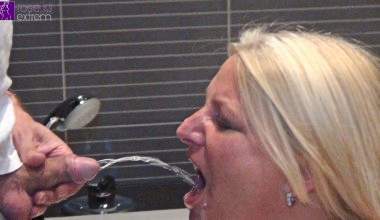 Extreme Bukkake auf der Geburtstagsfeier! Extremer Gagging Deepthroat und Pisse! Teil 2