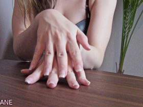 Vorschaubild vom Privatporno mit dem Titel "Sexy Naturnägel auf Lack, Leder und Holz" von Mary--Jane