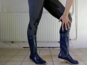Vorschaubild vom Privatporno mit dem Titel "Gummistiefel in blau, einfach..." von EvilBitch