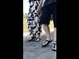 Barfuß Spaziergang in Birkenstocks mit GILF