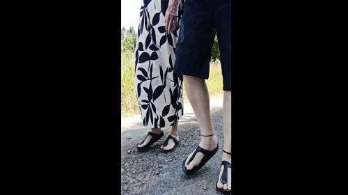 Barfuß Spaziergang in Birkenstocks mit GILF