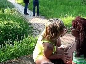 Vorschaubild vom Privatporno mit dem Titel "Öffentliches Fotzenlecken vor Spannern" von Xenia-Style