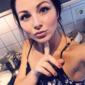 Charly-Blue - Junge MILF (33) MILF aus Deutschland