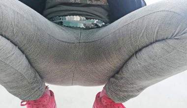 Public blinkt und pinkelt in Yogahosen