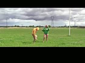 auf einem Fußballplatz mit Freundin nackt