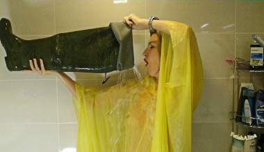Dusche im Regencape und fülle Wasser in Waders