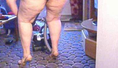 Nackt -nur mit High Heels- gesaugt