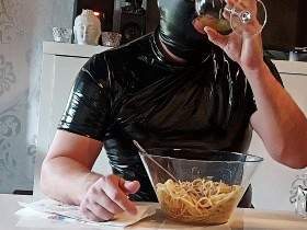 Spaghetti alla Scheiße mit leckeren Fusskäse