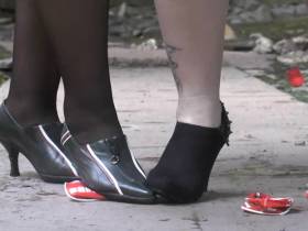 Vorschaubild vom Privatporno mit dem Titel "2 Lesben zertreten Büchsen" von crazy1963