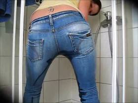 Viel Pisse in Jeans