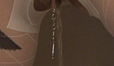 Blonde Sylvie beim Pissen