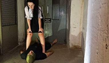 Schluckwillige Scat Toilette im Keller