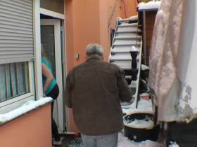 Vorschaubild vom Privatporno mit dem Titel "Penner von 3 Girls in Klamotten vollgepisst" von diegeileanita