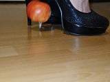 Apfel Crushing in Heels
