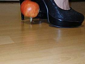 Apfel Crushing in Heels