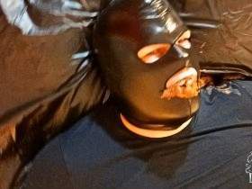 Schluck die riesige Ladung Scheisse der Herrin brav