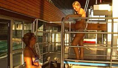 Pisse & Sperma im Öffentlichen Schwimmbad