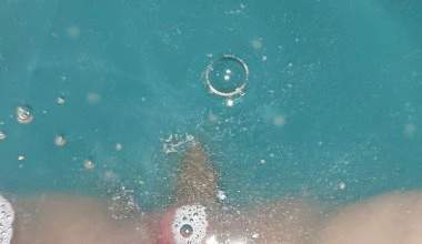 im Badewasser kacken